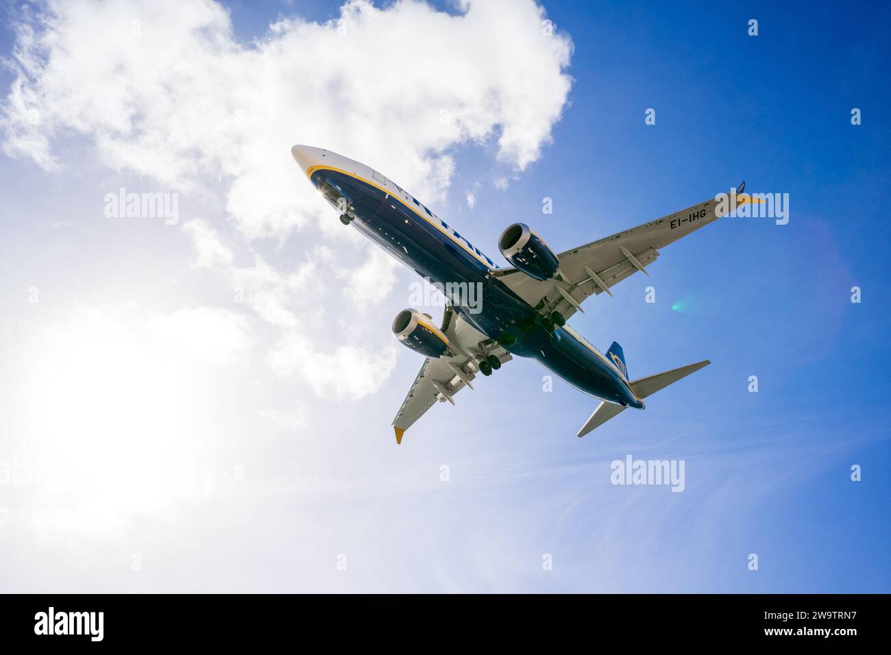ARRECIFE, LANZAROTE - 28. OKTOBER 2023: Landung einer Boeing 737 MAX 8-200 von Ryanair am Flughafen Cesar Manrique-Lanzarote. Streulicht. Stockfoto