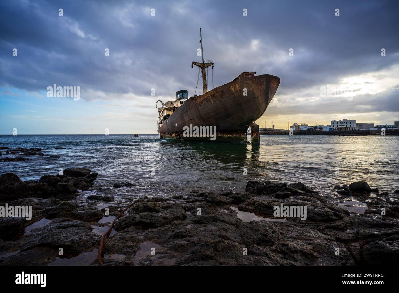 Ein rostiges und baufälliges Schiff in der Nähe des Hafens von Arrecife auf den Kanarischen Inseln. Spanien. Stockfoto