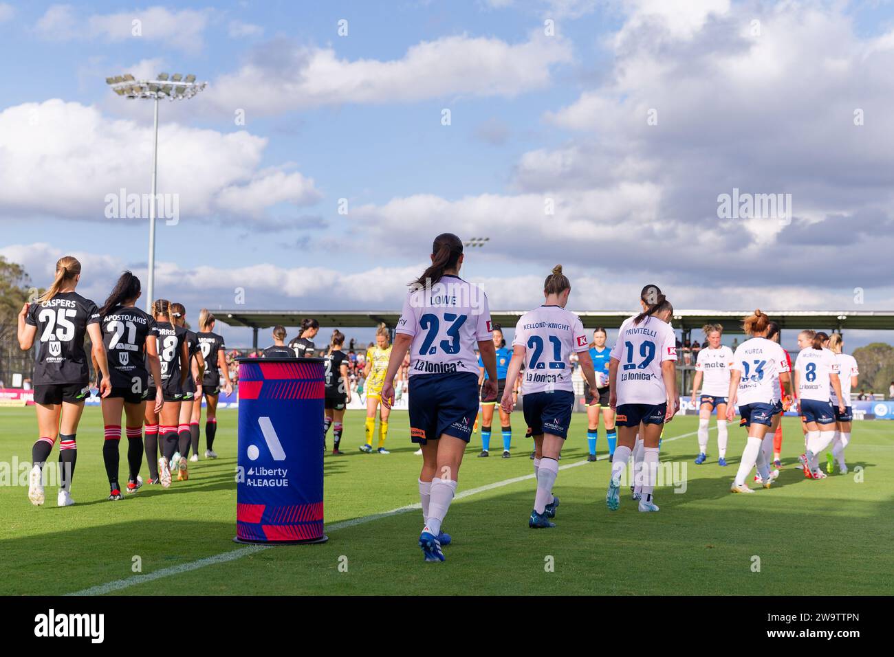 Sydney, Australien. Dezember 2023 30. Wanderers und Victory-Spieler gehen auf das Spielfeld, bevor sie am 30. Dezember 2023 in Sydney, Australien, das A-League Women RD10-Spiel zwischen Western Sydney Wanderers und Melbourne Victory im Wanderers Football Park spielen. Credit: IOIO IMAGES/Alamy Live News Stockfoto