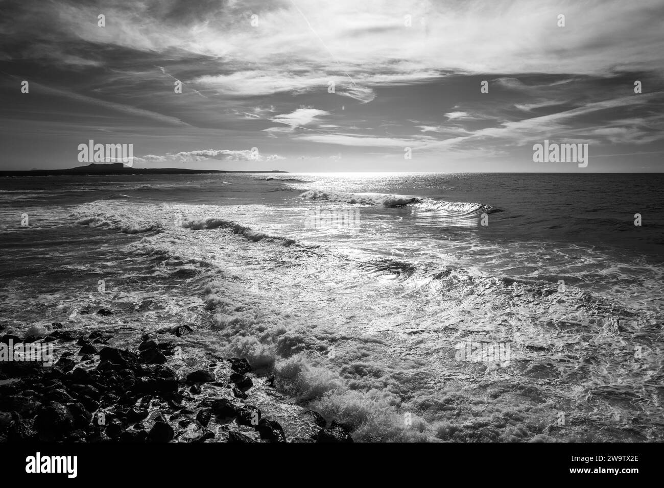 Meereslandschaft. Felsiges Ufer eines tosenden Ozeans. Schwarz-weiß. Lanzarote, Kanarische Inseln. Spanien. Stockfoto