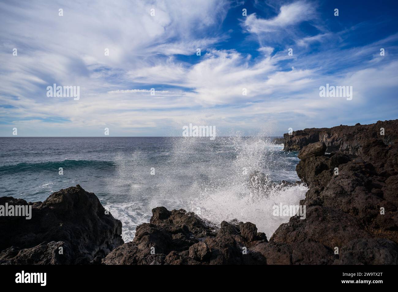 Meereslandschaft. Felsiges Ufer eines tosenden Ozeans. Lanzarote, Kanarische Inseln. Spanien. Stockfoto