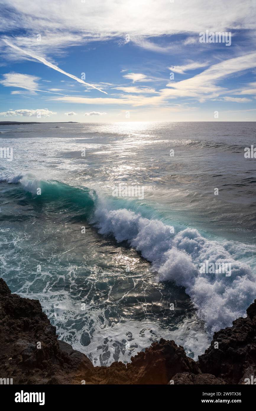 Meereslandschaft. Felsiges Ufer eines tosenden Ozeans. Lanzarote, Kanarische Inseln. Spanien. Stockfoto
