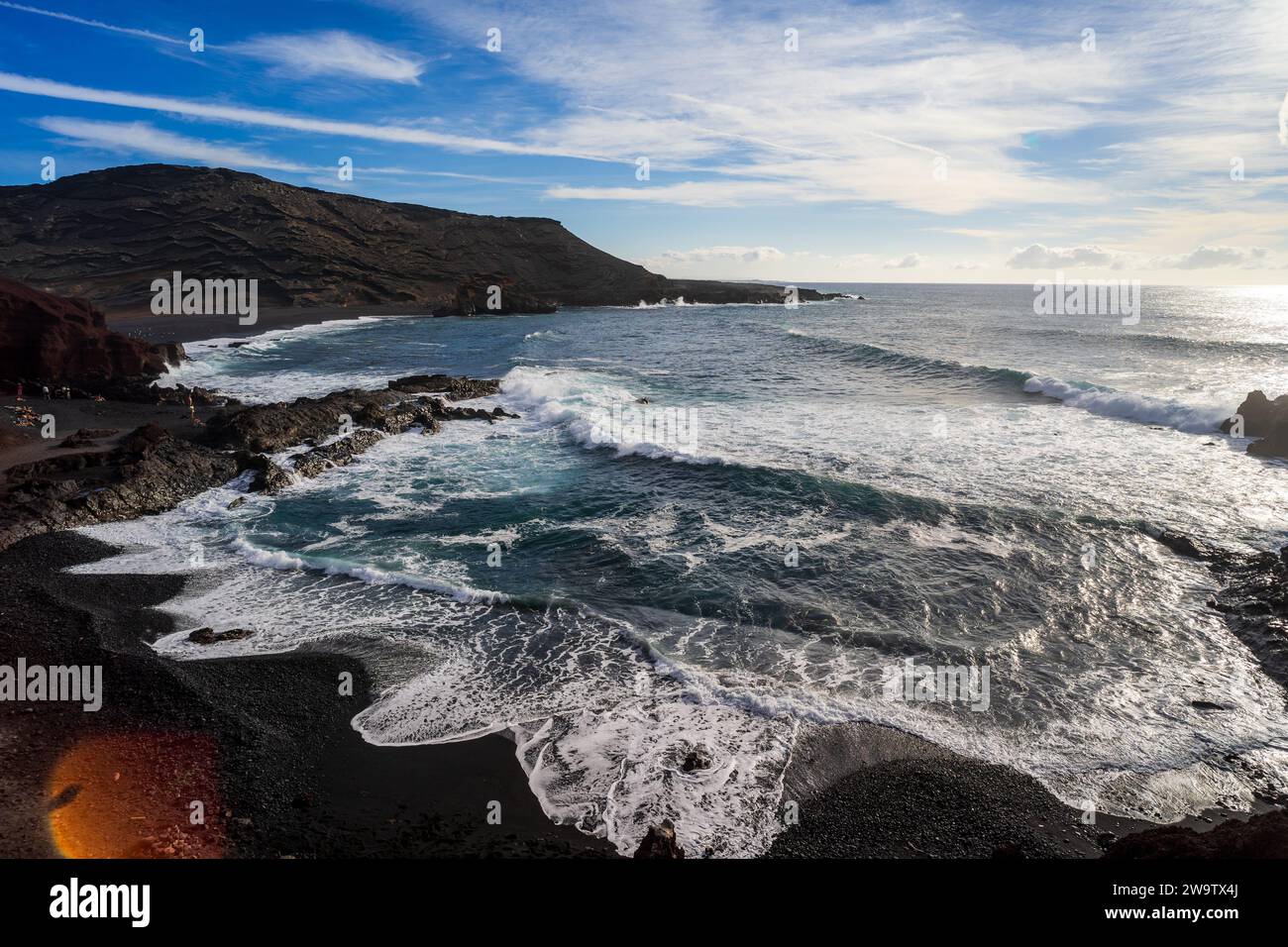 Blick auf die Küste und den Atlantischen Ozean. Aussichtspunkt El Golfo. Streulicht. Lanzarote. Kanarische Inseln. Spanien. Stockfoto