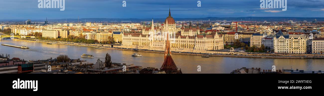 Berühmtes ungarisches Parlament in Budapest bei Sonnenuntergang. Stockfoto