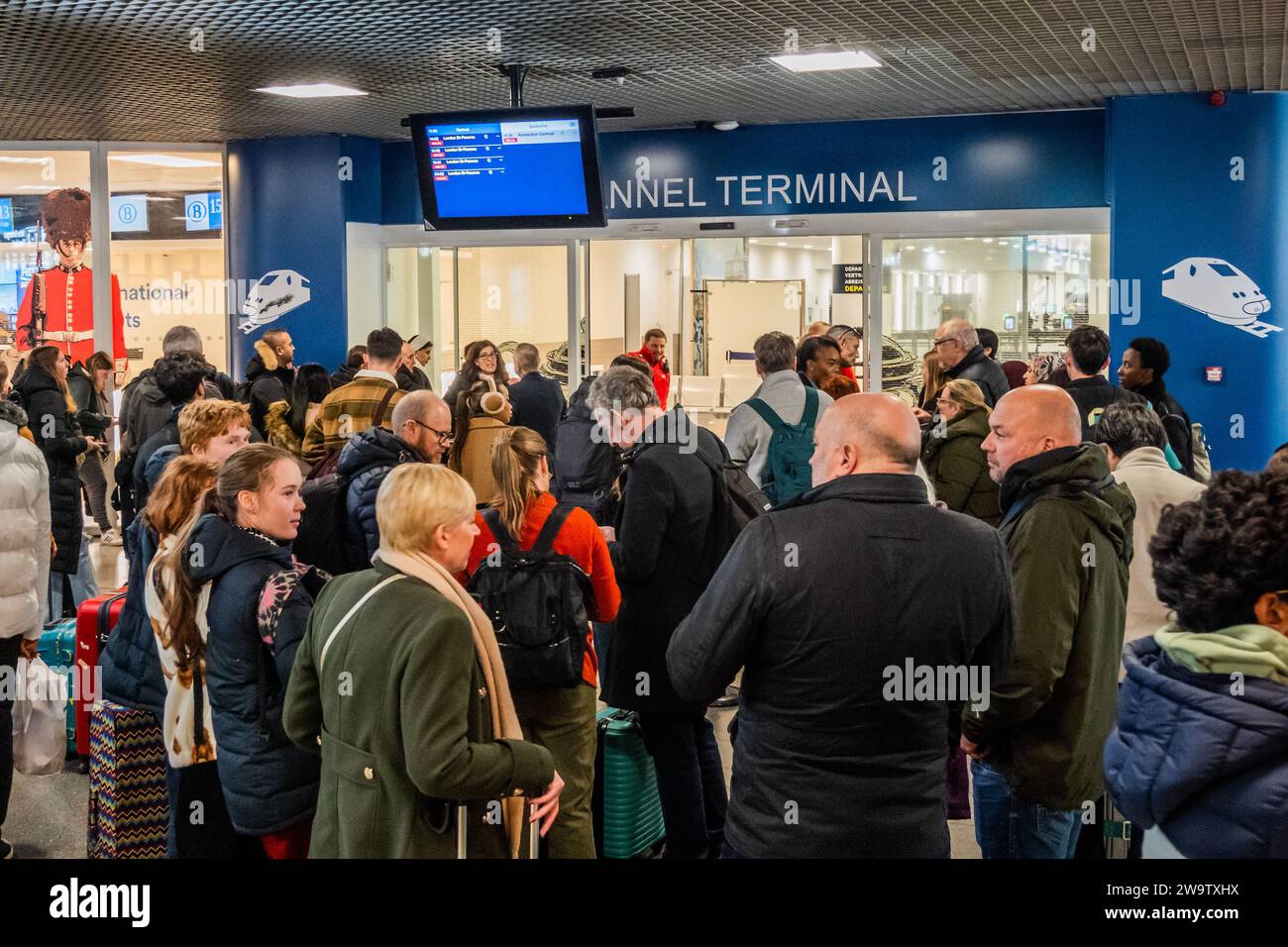 Brüssel, Belgien Dezember 2023 30. Die Leute kommen am Brüsseler Midi-Terminal an, um Züge nach London St Pancras zu nehmen. Sie werden von Absagen und Angestellten begrüßt, die wenig Informationen haben. Kurz nach Weihnachten und im Vorfeld des Neujahrs bricht Eurostar alle Züge von Brüssel nach London ab, was durch Überschwemmungen in einem Tunnel in Großbritannien zustande kommt. Kurz vor Weihnachten kam es zu erheblichen Störungen, die auch zu Annullierungen und erheblichen Verzögerungen führten. Guy Bell/Alamy Live News Stockfoto