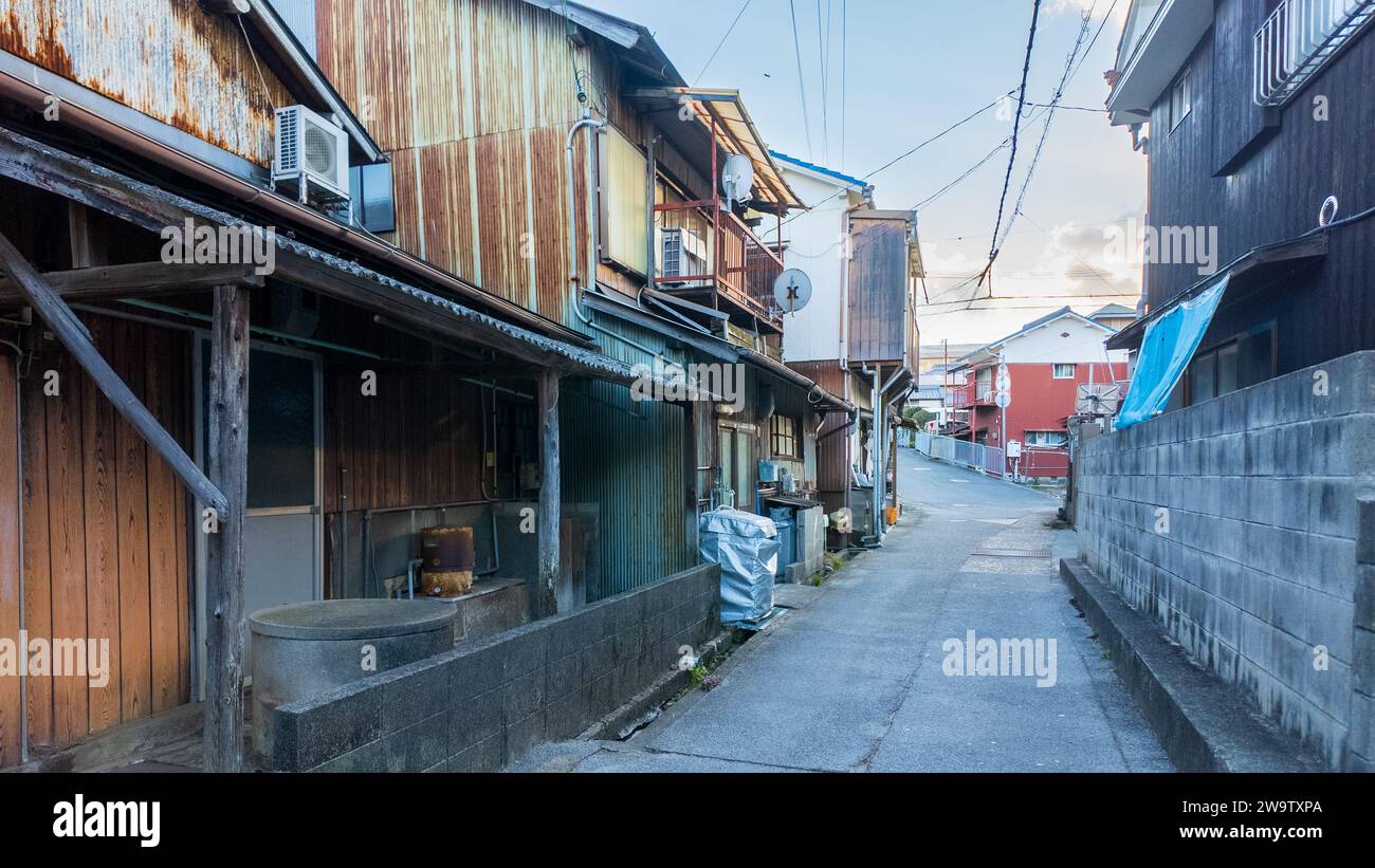 Enge Straße zwischen alten Häusern in der Kleinstadt Japan Stockfoto