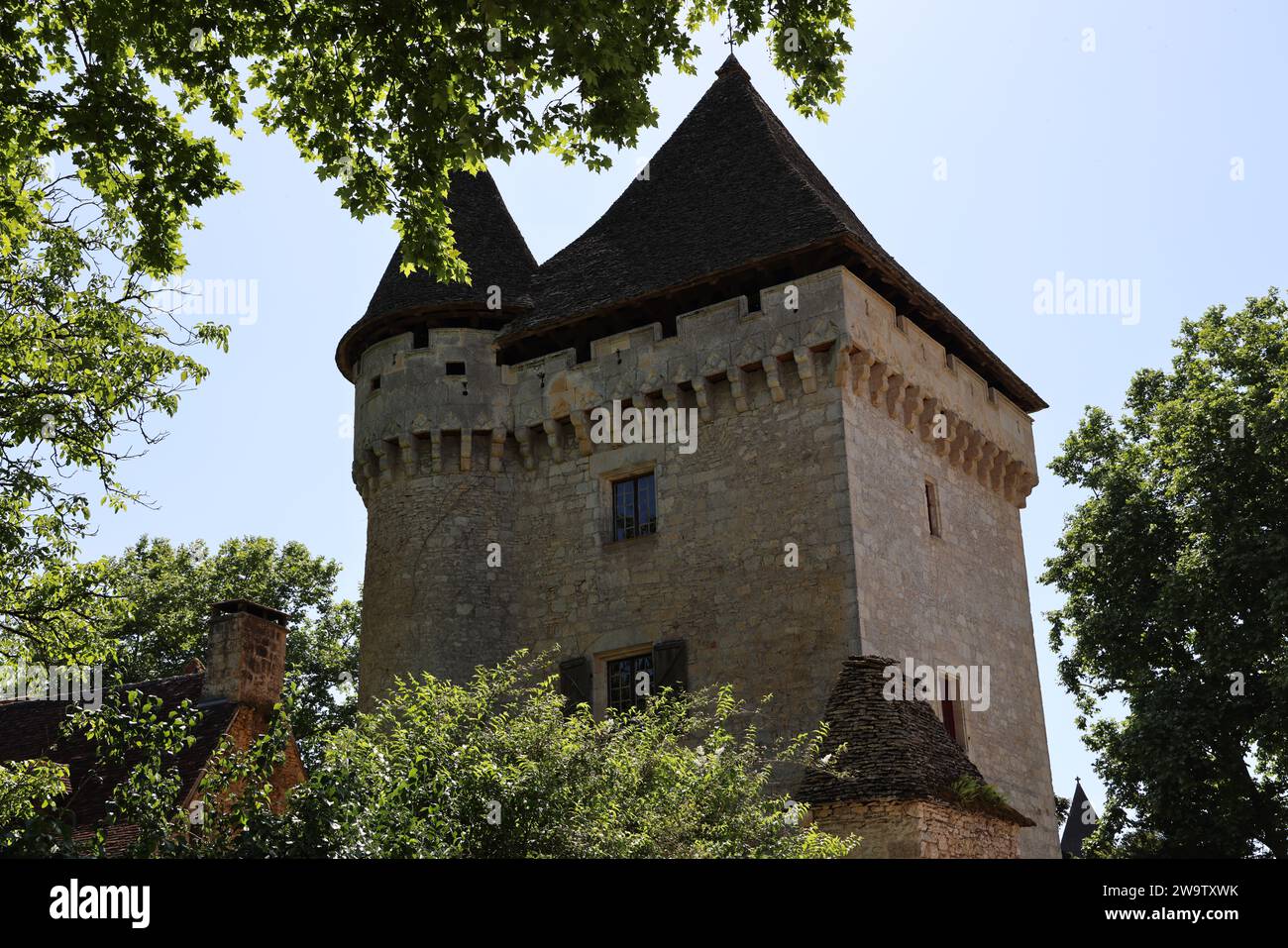 Manoir de la Salle (15. Jahrhundert) in Saint-Léon-sur-Vézère. Das Herrenhaus von La Salle besteht aus einem Herrenhaus und einem quadratischen Donjon mit Eckturm Stockfoto