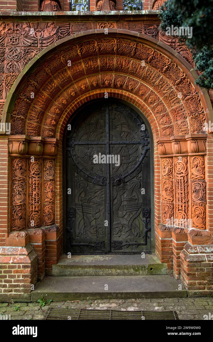 Großbritannien, England, Surrey, Compton, 1898 Cemetery Chapel, außen, Terrakotta-Keramik-Dekoration um die Tür Stockfoto