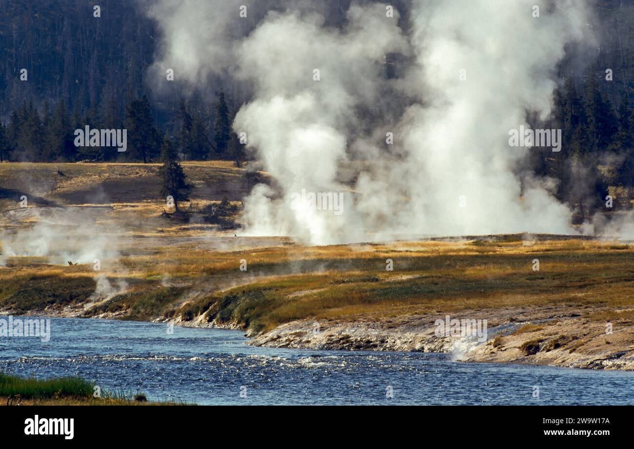 Yellowstone National Park Wyoming USA Dampfwolken aus einem Geysir und einem Fluss Stockfoto