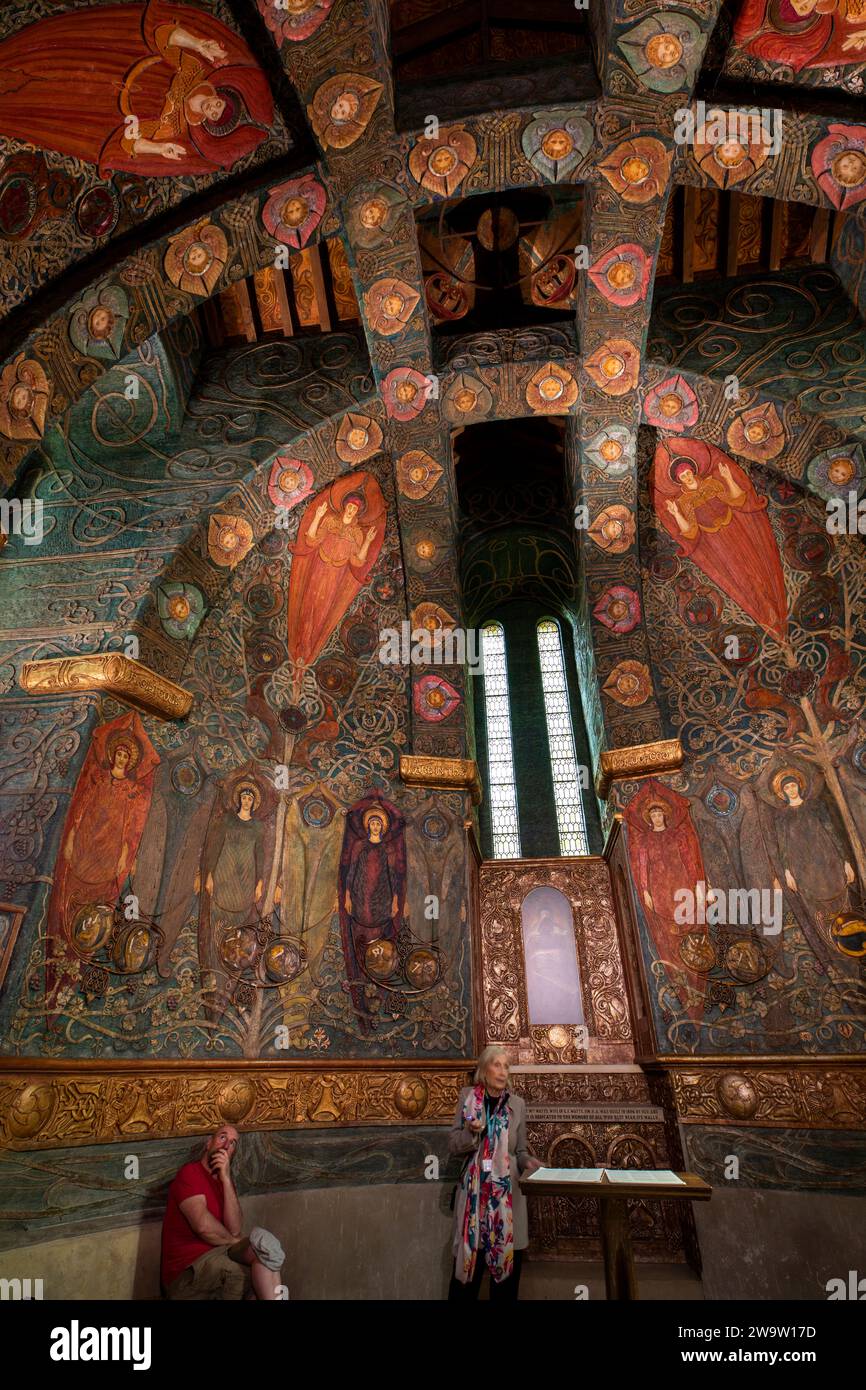 Großbritannien, England, Surrey, Compton, 1898 Cemetery Chapel, Innenraum, geführte Tour mit bewundernswerter Dekoration Stockfoto