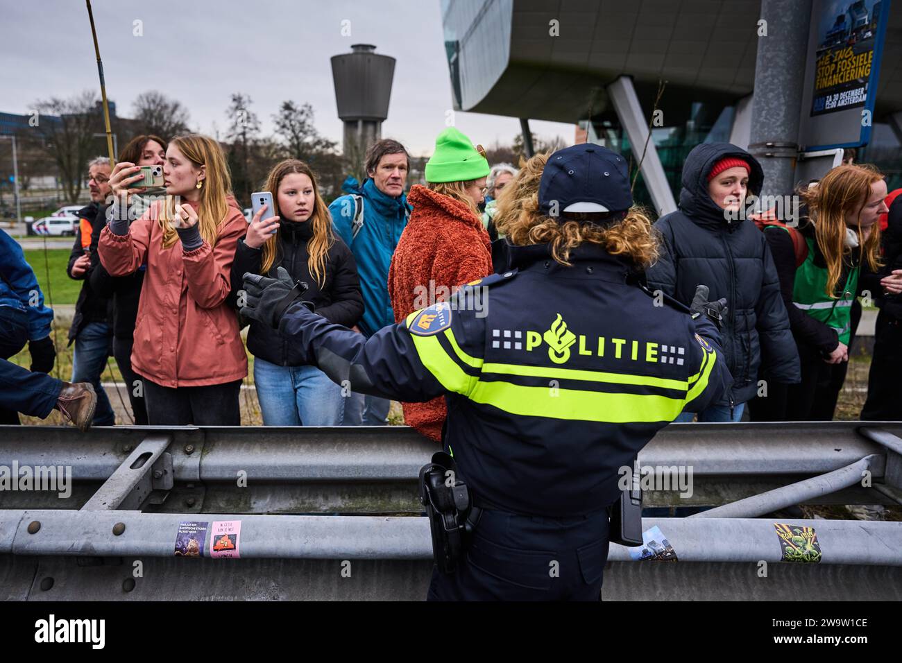 AMSTERDAM - Demonstranten der Extinction Rebellion während einer Blockade der Autobahn A10 am ehemaligen Hauptsitz der ING auf der Zuidas. Sie fordern von der Bank, alle Finanzierungen und Dienstleistungen für die fossile Industrie einzustellen. ANP PHIL NIJHUIS niederlande raus - belgien raus Stockfoto