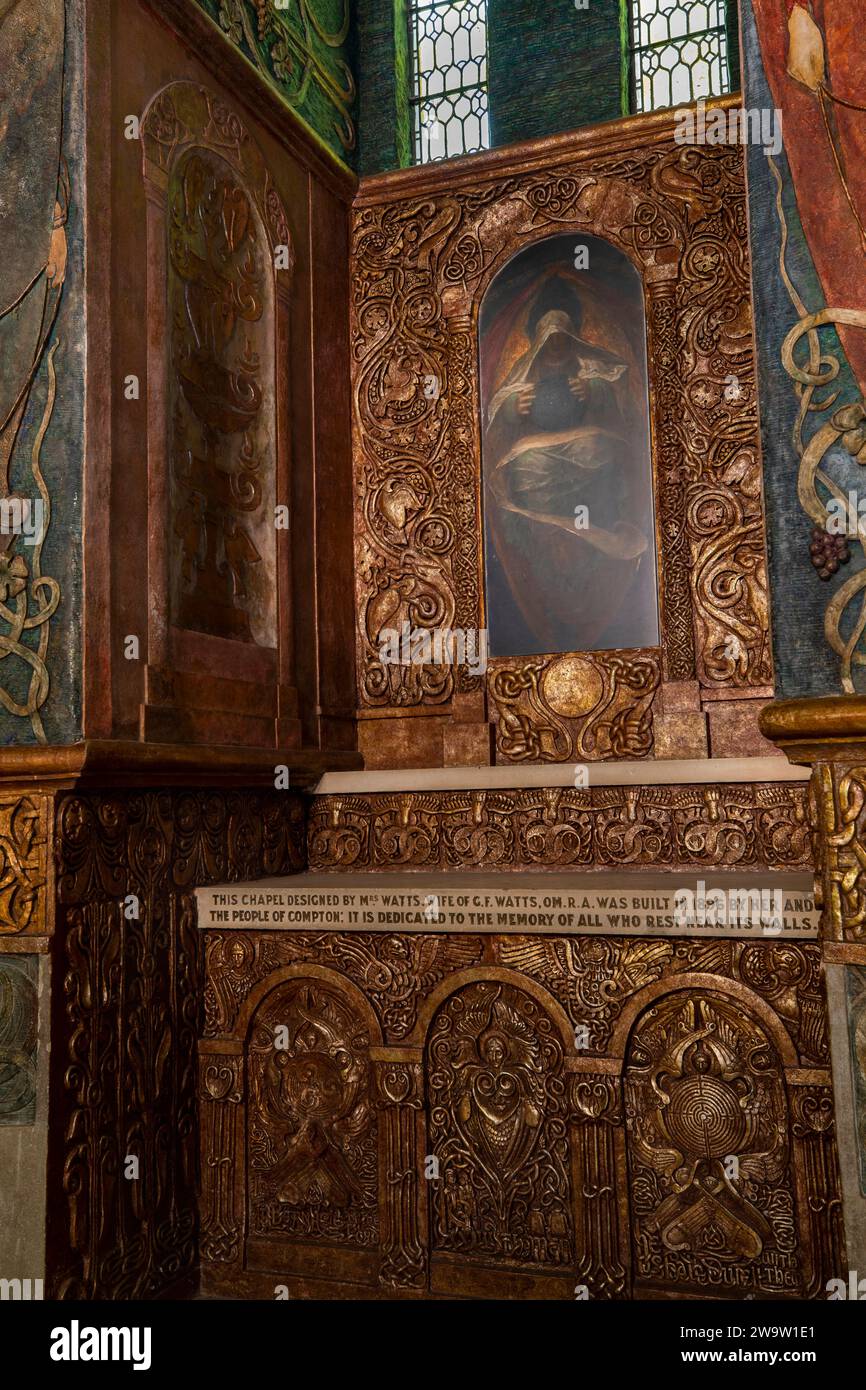 Großbritannien, England, Surrey, Compton, 1898 Cemetery Chapel, innen, verzierter vergoldeter Altar Stockfoto