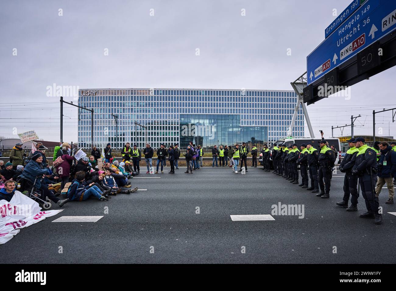 AMSTERDAM: Demonstranten der Extinction Rebellion während einer Blockade der Autobahn A10 im ehemaligen ING-Hauptquartier auf der Zuidas. Sie fordern von der Bank, alle Finanzierungen und Dienstleistungen für die fossile Industrie einzustellen. ANP PHIL NIJHUIS niederlande raus - belgien raus Stockfoto