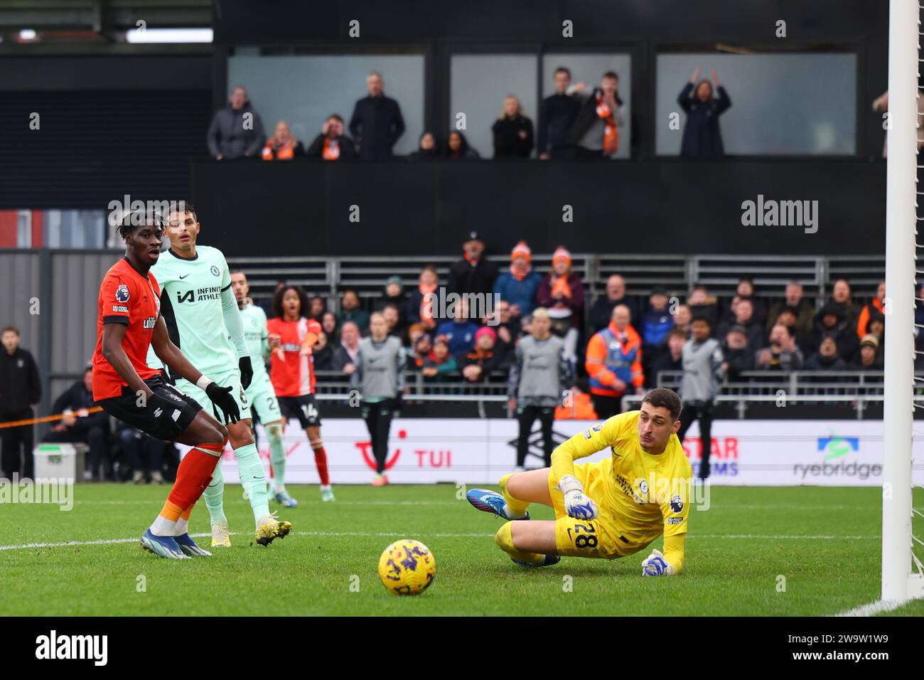 Kenilworth Road, Luton, Bedfordshire, Großbritannien. Dezember 2023 30. Premier League Football, Luton Town gegen Chelsea; Djordje Petrovic aus Chelsea rettet vor einem Schuss von Elijah Adebayo aus Luton Town Credit: Action Plus Sports/Alamy Live News Stockfoto