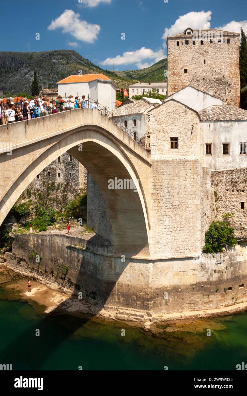 Stari Most oder Mostar Brücke über den Fluss Neretva und die Altstadt in Mostar in Bosnien und Herzegowina in Osteuropa Stockfoto