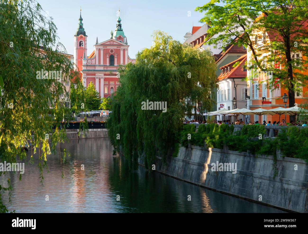 Franziskanerkirche der Verkündigung und der Fluss Ljubljanica in Ljubljana in Slowenien in Europa Stockfoto