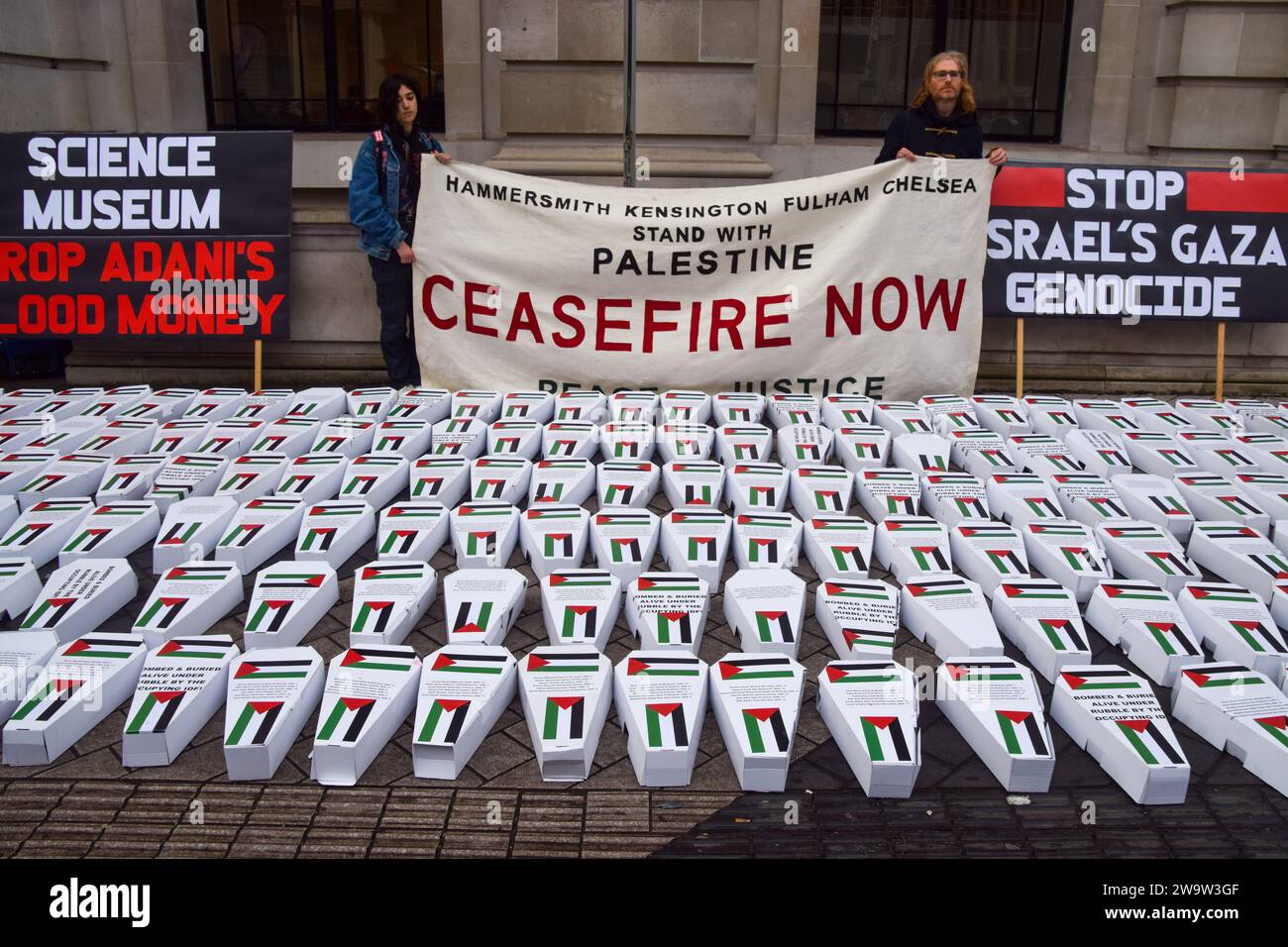 London, England, Großbritannien. Dezember 2023 30. Pro-palästinensische Aktivisten veranstalteten eine Demonstration und legten vor dem Wissenschaftsmuseum in Süd-Kensington Pappsärge auf und forderten das Museum auf, seinen Sponsor Adani Group, der mit der israelischen Waffenherstellung verbunden ist, fallen zu lassen. (Kreditbild: © Vuk Valcic/ZUMA Press Wire) NUR REDAKTIONELLE VERWENDUNG! Nicht für kommerzielle ZWECKE! Quelle: ZUMA Press, Inc./Alamy Live News Stockfoto