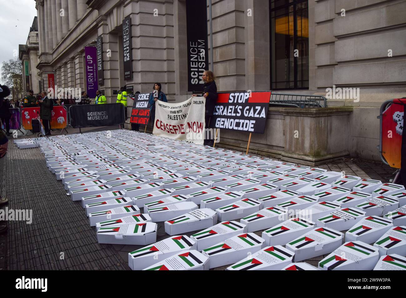 London, England, Großbritannien. Dezember 2023 30. Pro-palästinensische Aktivisten veranstalteten eine Demonstration und legten vor dem Wissenschaftsmuseum in Süd-Kensington Pappsärge auf und forderten das Museum auf, seinen Sponsor Adani Group, der mit der israelischen Waffenherstellung verbunden ist, fallen zu lassen. (Kreditbild: © Vuk Valcic/ZUMA Press Wire) NUR REDAKTIONELLE VERWENDUNG! Nicht für kommerzielle ZWECKE! Quelle: ZUMA Press, Inc./Alamy Live News Stockfoto