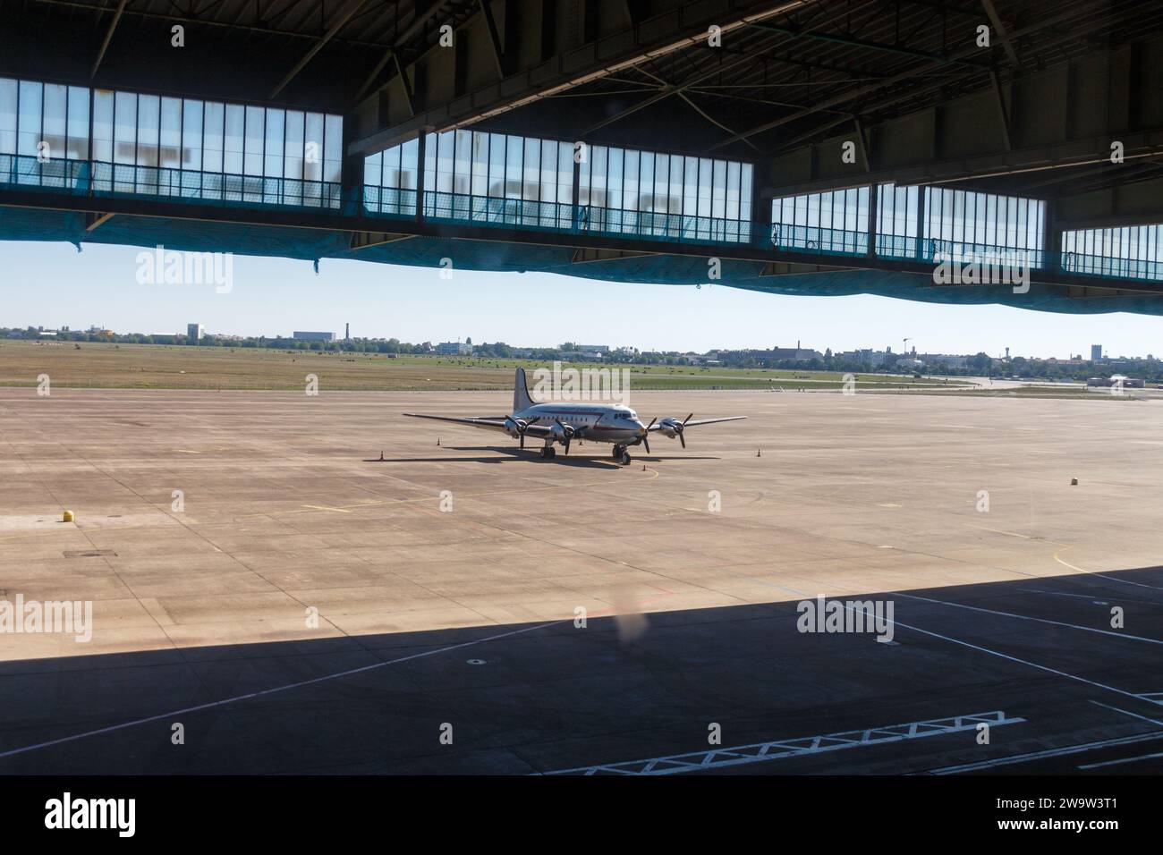 Ein Rosinenbomber am Flughafen Tempelhof Stockfoto