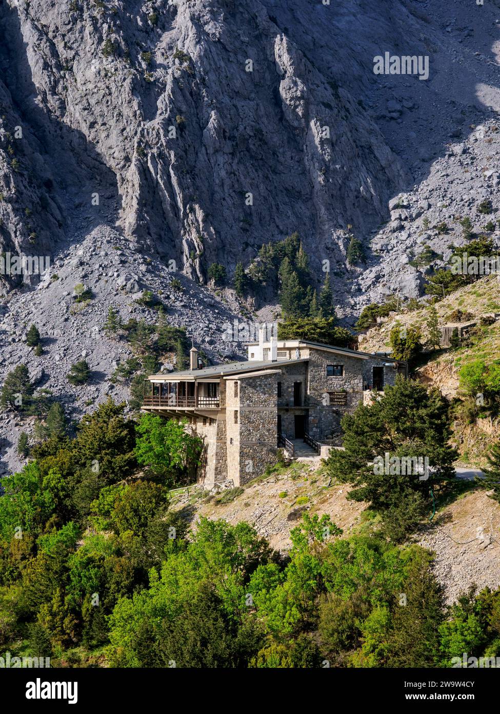 Blick auf das Xyloskalo Restaurant am Eingang zur Samaria Schlucht, Region Chania, Kreta, Griechenland Stockfoto