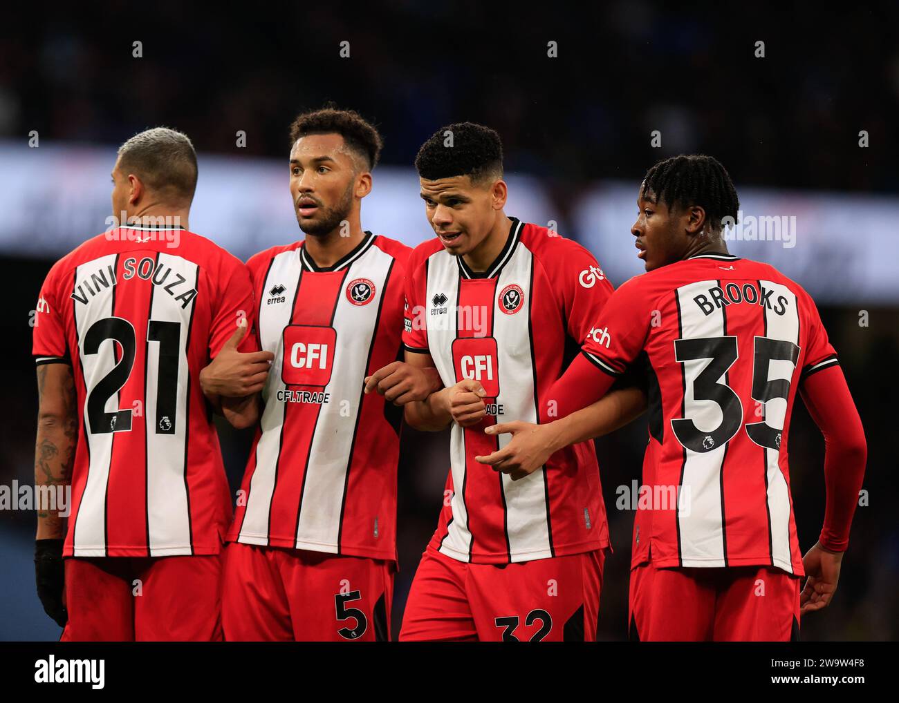 Manchester, Großbritannien. Dezember 2023 30. Auston Trusty von Sheffield United und William Osula von Sheffield United stellen die Sheffield United Free Kick Wall auf, während des Premier League Matches Manchester City gegen Sheffield United im Etihad Stadium, Manchester, Großbritannien, 30. Dezember 2023 (Foto: Conor Molloy/News Images) Credit: News Images LTD/Alamy Live News Stockfoto