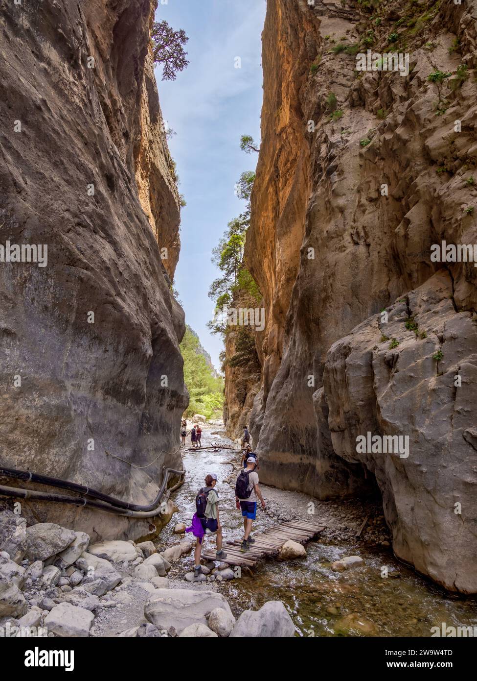 Menschen wandern durch die Tore, die Samaria-Schlucht, die Region Chania, Kreta, Griechenland Stockfoto