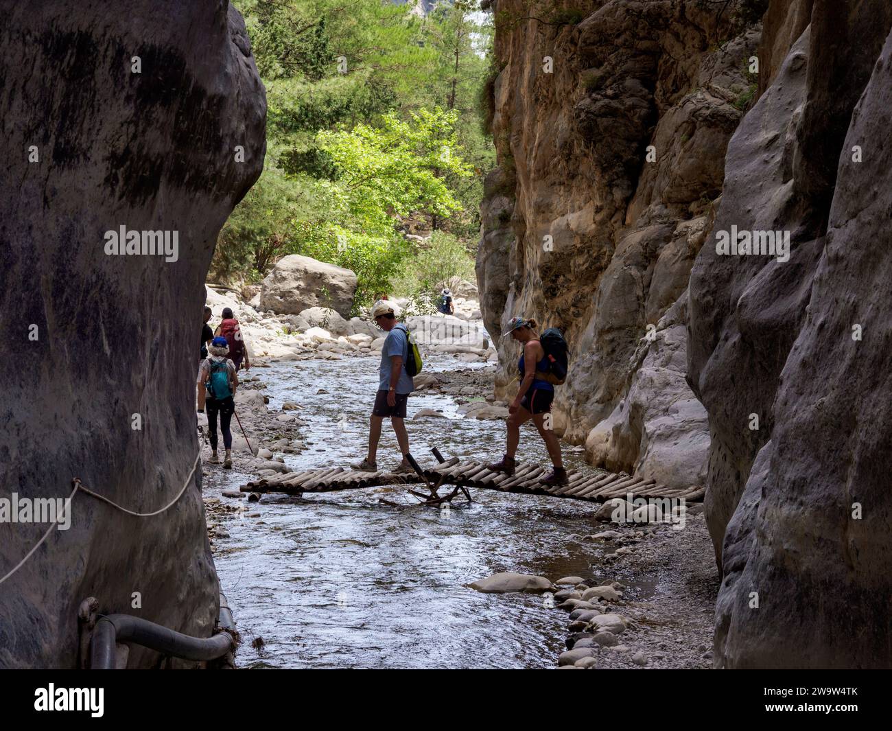 Menschen wandern durch die Tore, die Samaria-Schlucht, die Region Chania, Kreta, Griechenland Stockfoto