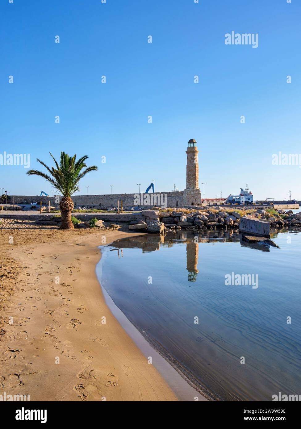 Blick über den Strand von Rethymnon in Richtung des alten Leuchtturms, Stadt Rethymno, Region Rethymno, Kreta, Griechenland Stockfoto