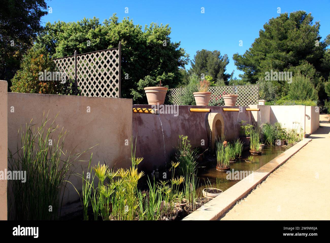 Der antike mediterrane Garten, Thau Agglomeration. Balaruc-les-Bains, Occitanie, Frankreich ​ Stockfoto