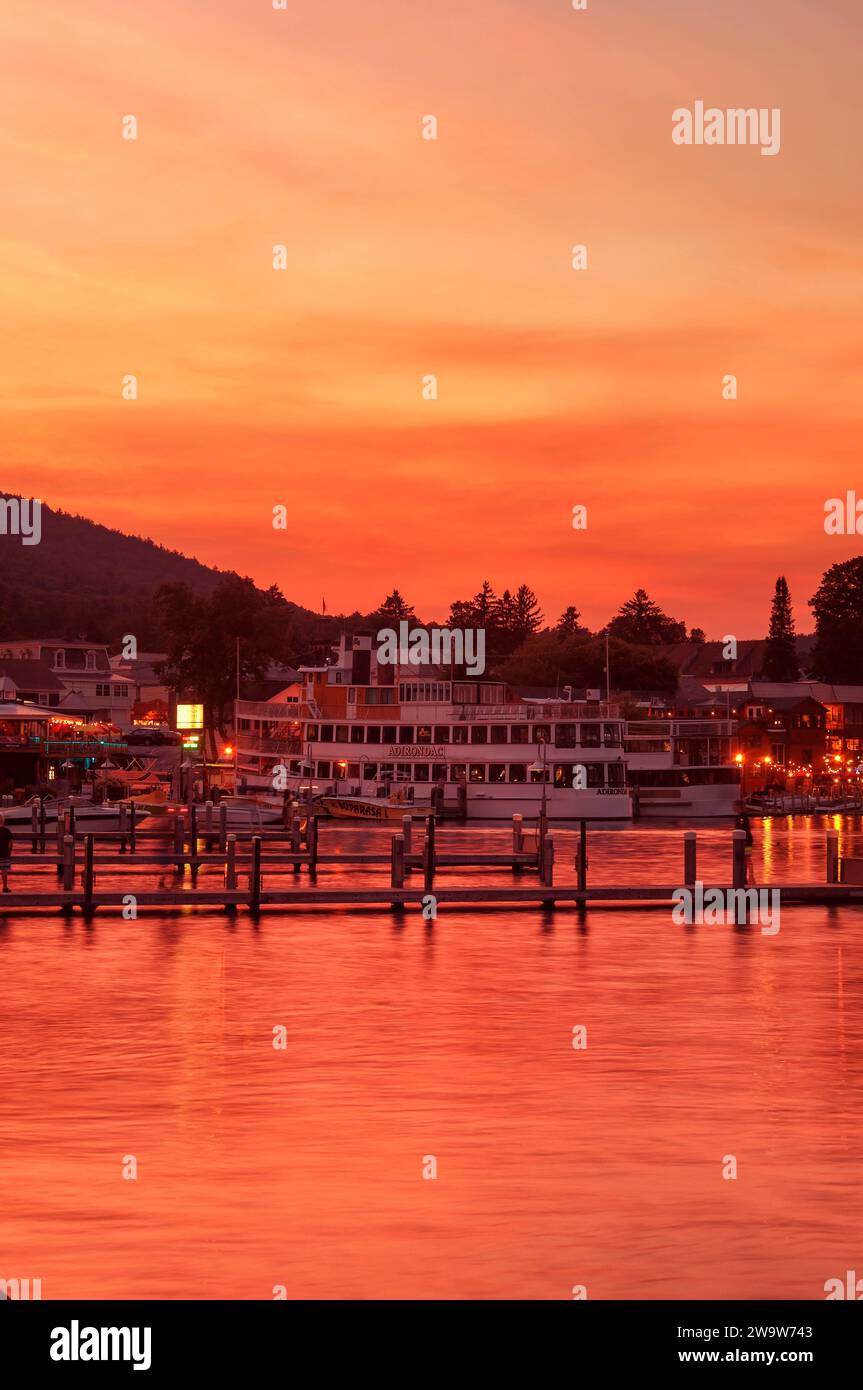 Juli 2019. Lake George, New York. Ein Sonnenuntergang über den Docks am Lake George in New York an einem Sommertag. Stockfoto