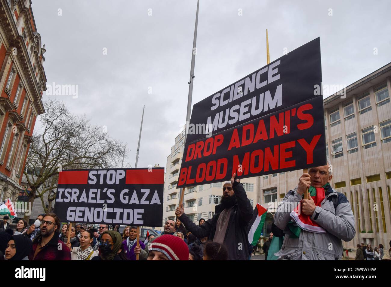 London, Großbritannien. 30. Dezember 2023. Pro-palästinensische Aktivisten veranstalteten eine Demonstration und legten vor dem Wissenschaftsmuseum in South Kensington „Kindersärge“ aus Pappe und forderten das Museum auf, seinen Sponsor Adani Group, der mit der israelischen Waffenherstellung verbunden ist, fallen zu lassen. Quelle: Vuk Valcic/Alamy Live News Stockfoto