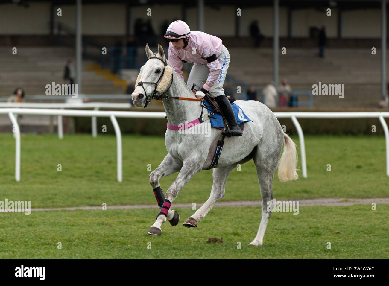 Family Pot, geritten von Ben Jones und trainiert von Sheila Lewis, 3. Platz in Wincanton, 10. März 2022 Stockfoto