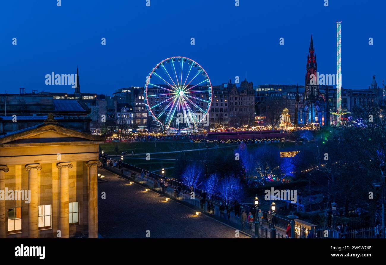 Auf dem Weihnachtsmarkt Edinburgh, Schottland, Großbritannien, gibt es ein großes Riesenrad und ein Sternflyer Stockfoto