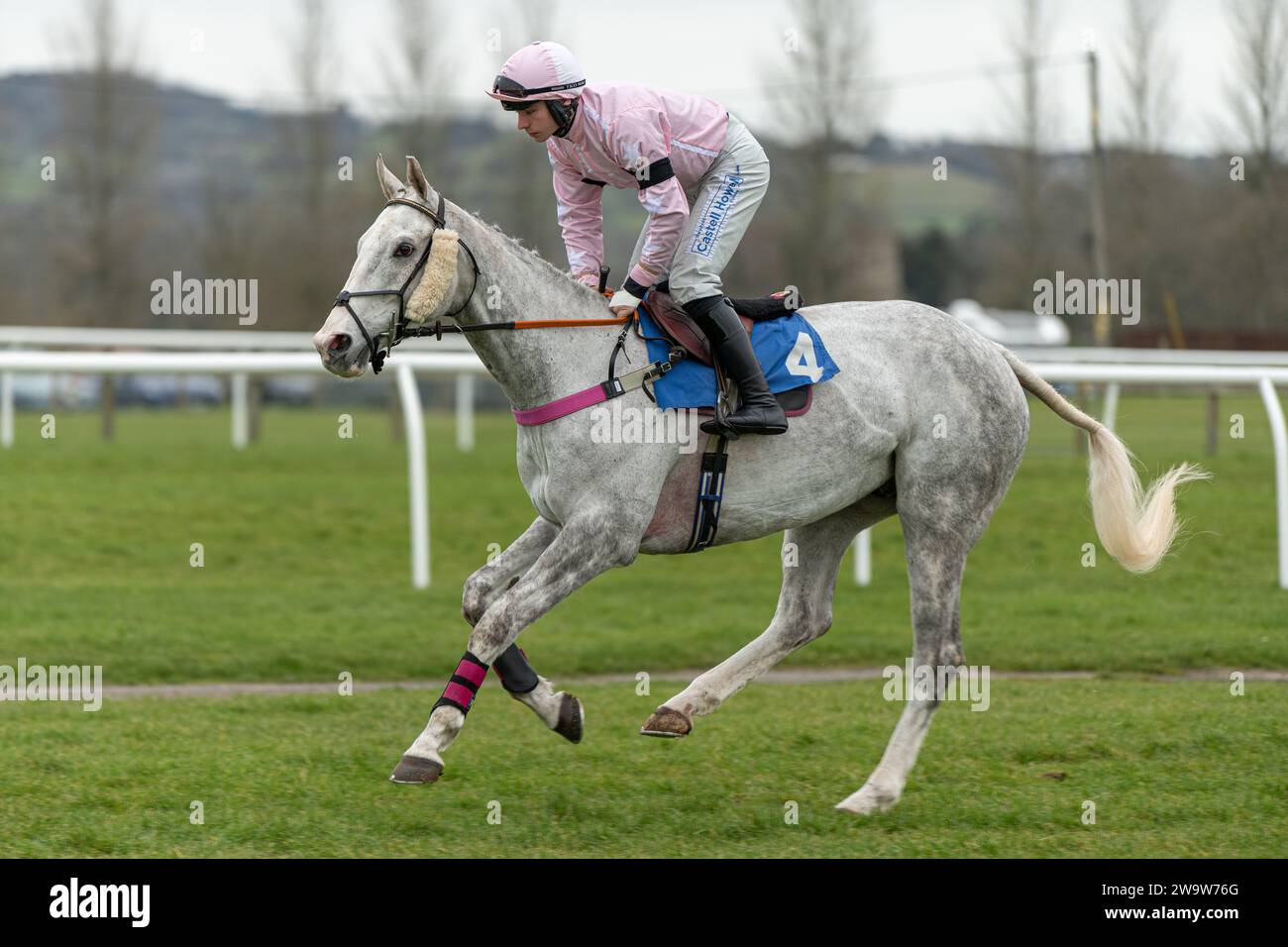 Family Pot, geritten von Ben Jones und trainiert von Sheila Lewis, 3. Platz in Wincanton, 10. März 2022 Stockfoto
