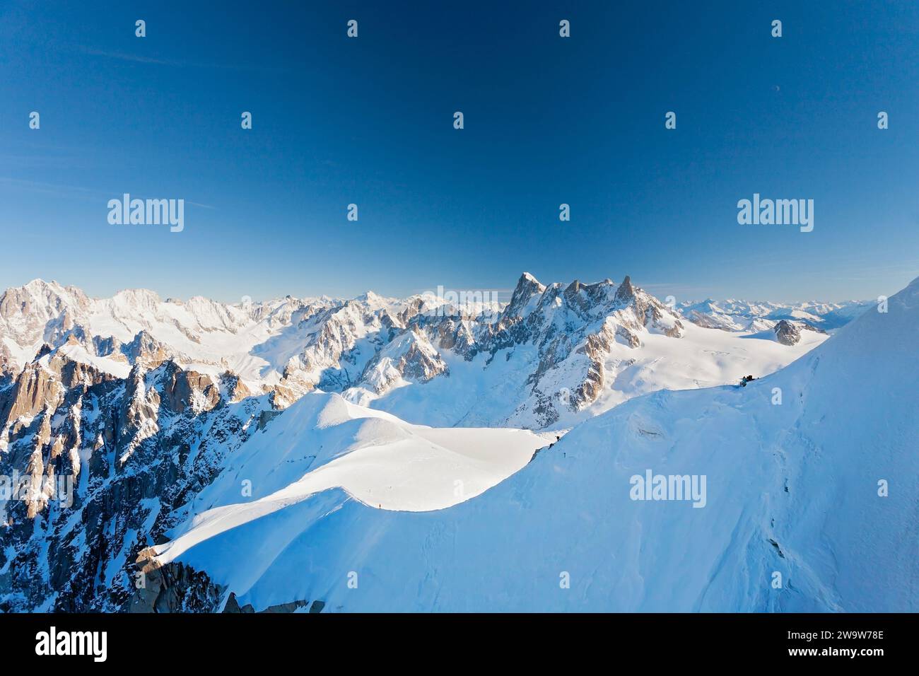 Panoramablick auf die französischen Alpen, Aiguille du Midi, Montblanc, Frankreich Stockfoto