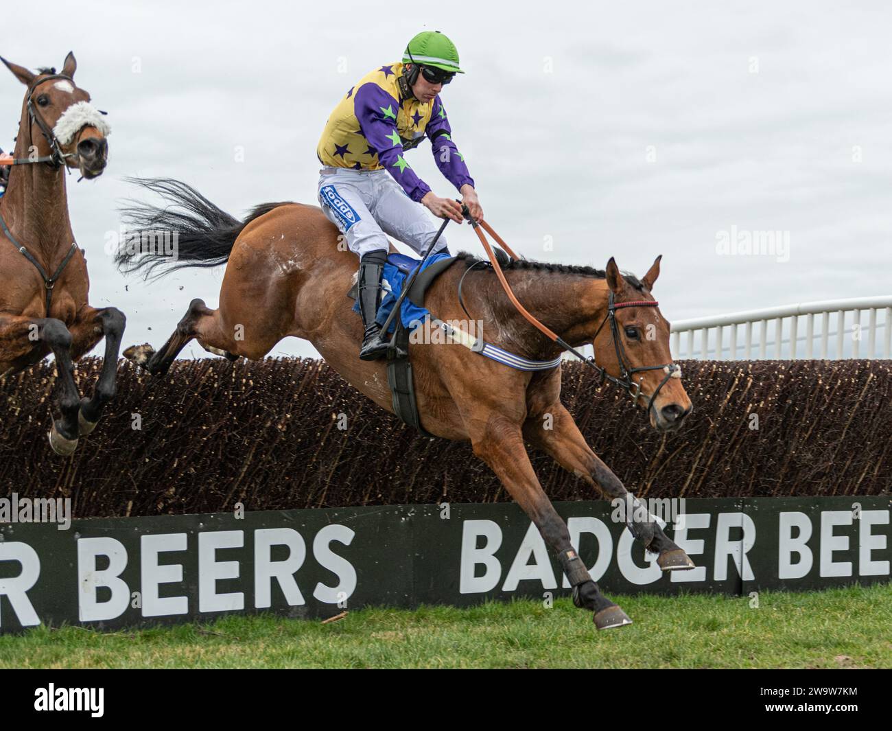 Just Toby, geritten von Charlie Todd und trainiert von David Dennis, gewinnt in Wincanton über Zäune, Donnerstag, 10. März 2022 Stockfoto