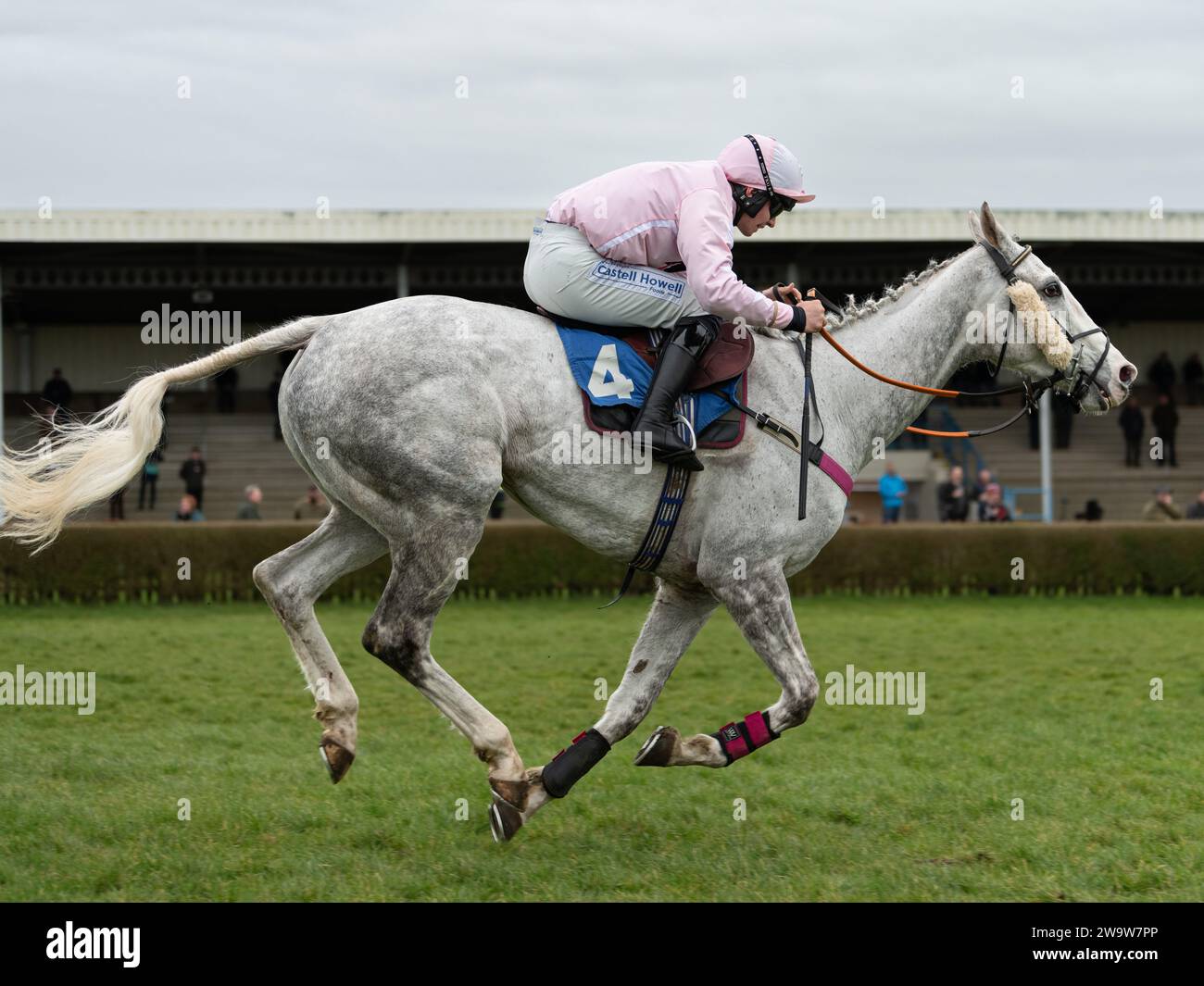 Family Pot, geritten von Ben Jones und trainiert von Sheila Lewis, 3. Platz in Wincanton, 10. März 2022 Stockfoto