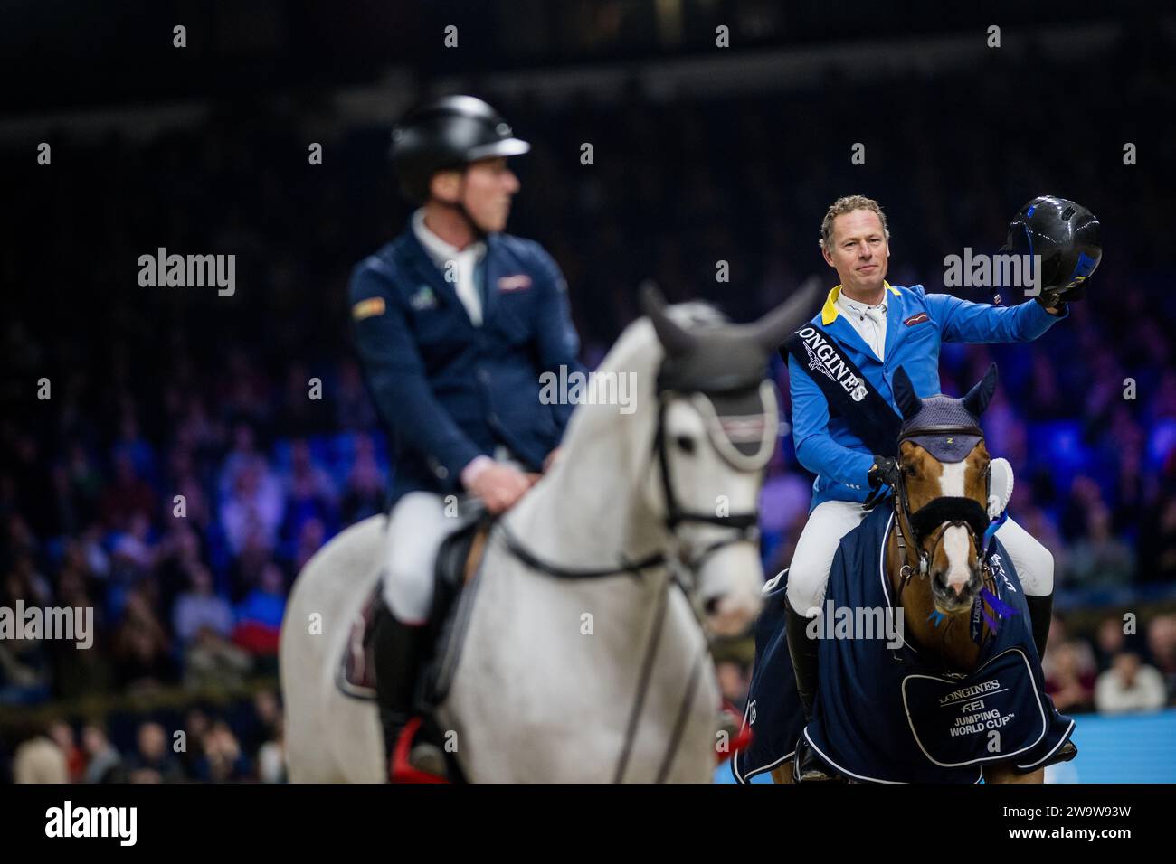 Mechelen, Belgien. Dezember 2023 30. Reiter Christian Ahlmann mit Mandato van de Neerheide feiert nach dem Gewinn des FEI-Weltmeisterschafts-Springturniers beim Pferdesport 'Vlaanderens Kerstjumping - Memorial Eric Wauters' am Samstag, den 30. Dezember 2023 in Mechelen. BELGA FOTO JASPER JACOBS Credit: Belga News Agency/Alamy Live News Stockfoto