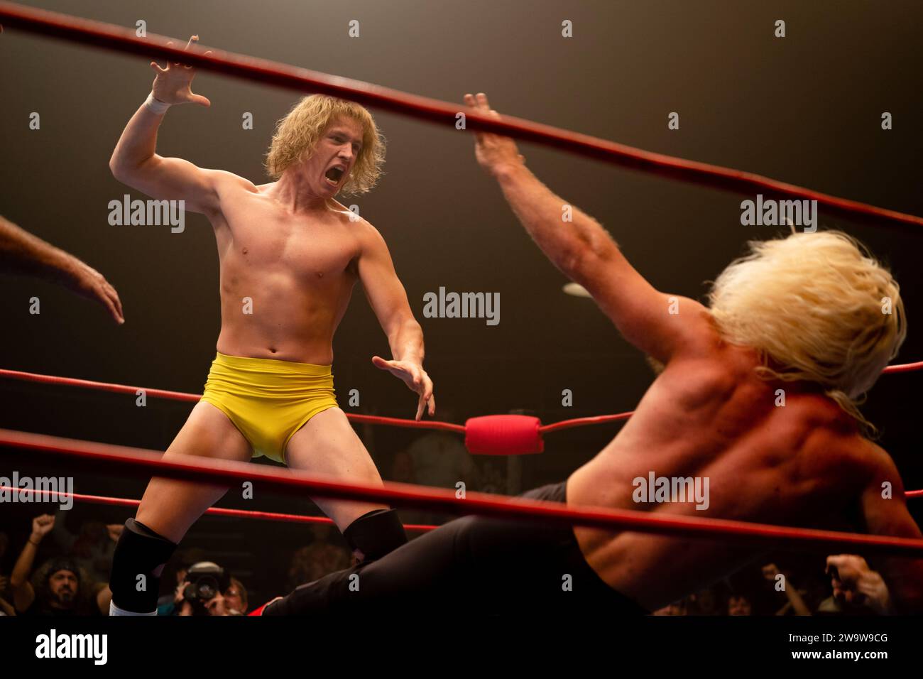 The Iron Claw (2023) von Sean Durkin mit Zac Efron, Jeremy Allen White und Harris Dickinson. Die wahre Geschichte der unzertrennlichen von-Erich-Brüder, die Anfang der 1980er Jahre in der hart umkämpften Welt des professionellen Rings Geschichte machten Werbefoto ***NUR REDAKTIONELLE VERWENDUNG***. Quelle: BFA / A24 Stockfoto