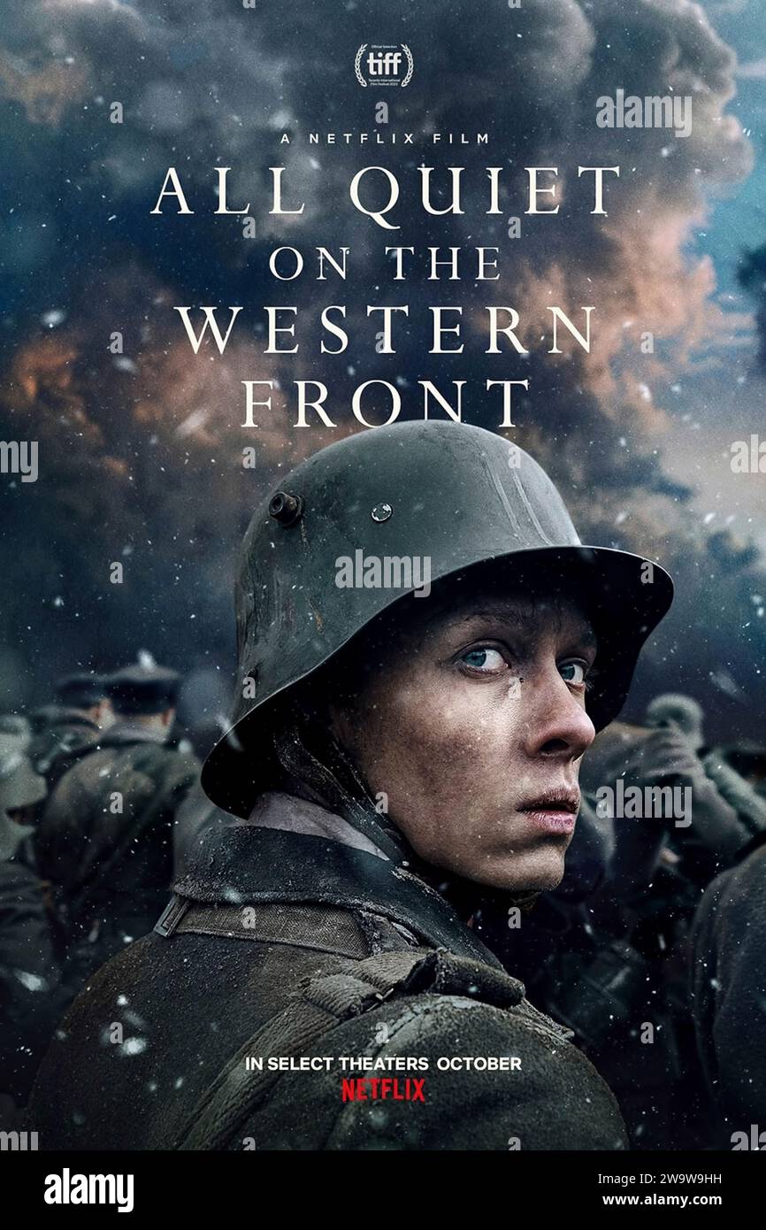 All Quiet on the Western Front (2022) von Edward Berger mit Felix Kammerer, Albrecht Schuch und Aaron Hilmer. Die schrecklichen Erfahrungen und die Not eines jungen deutschen Soldaten an der Westfront während des Ersten Weltkriegs US-Poster mit einem Blatt ***NUR FÜR REDAKTIONELLE ZWECKE***. Kredit: BFA/Netflix Stockfoto