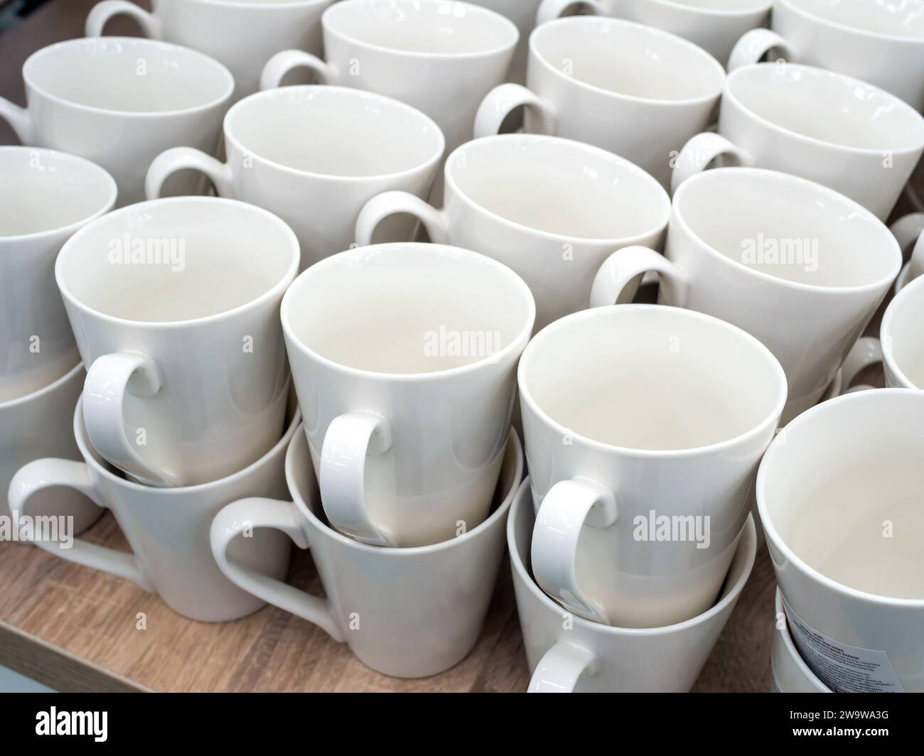 Tisch gefüllt mit leeren Tassen aus weißem Steingut Stockfoto