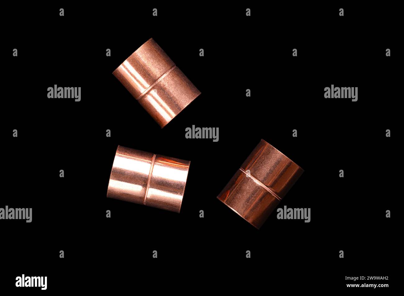 Kupferhülsen, eingeschweißte Buchsen, Lötanschlüsse und Steckverbinder für den Einbau an Kupferrohren, für den Einsatz in Sanitär- oder mechanischen Anwendungen. Stockfoto
