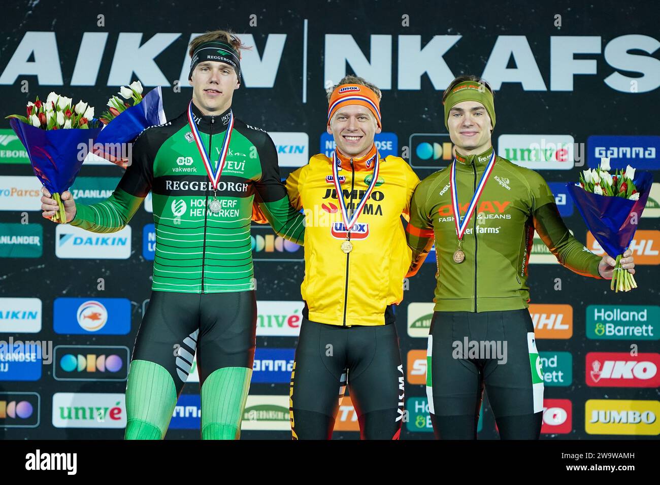 Heerenveen, Niederlande. Dezember 2023 30. HEERENVEEN, NIEDERLANDE - DEZEMBER 30: Bart Hoolwerf, Harm Visser, Yves Vergeer, beim Men's Mass Start während der Daikin Dutch Speed Skating Single Distance Championships in Thialf am 30. Dezember 2023 in Heerenveen, Niederlande. (Foto von Andre Weening/Orange Pictures) Credit: Orange Pics BV/Alamy Live News Stockfoto