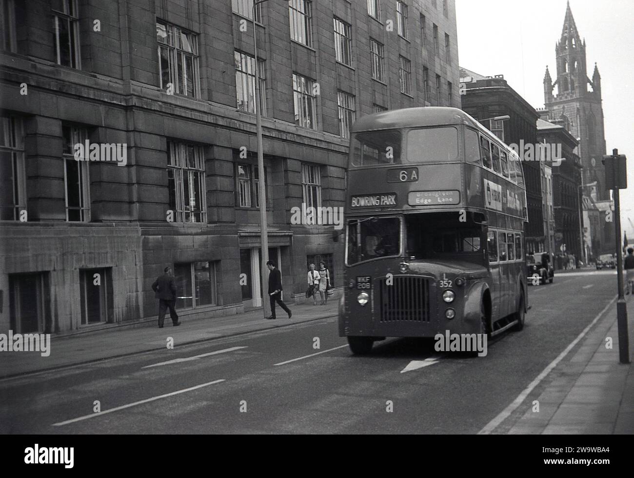 1972, historisches Stadtzentrum, Liverpool, Bild zeigt einen Doppeldeckerbus der Liverpool Coporation Leyland Titan 1961 PD2, Nr. 6A, der über die Broadgreen/Edge Lane in Richtung Bowring Park fährt. Stockfoto