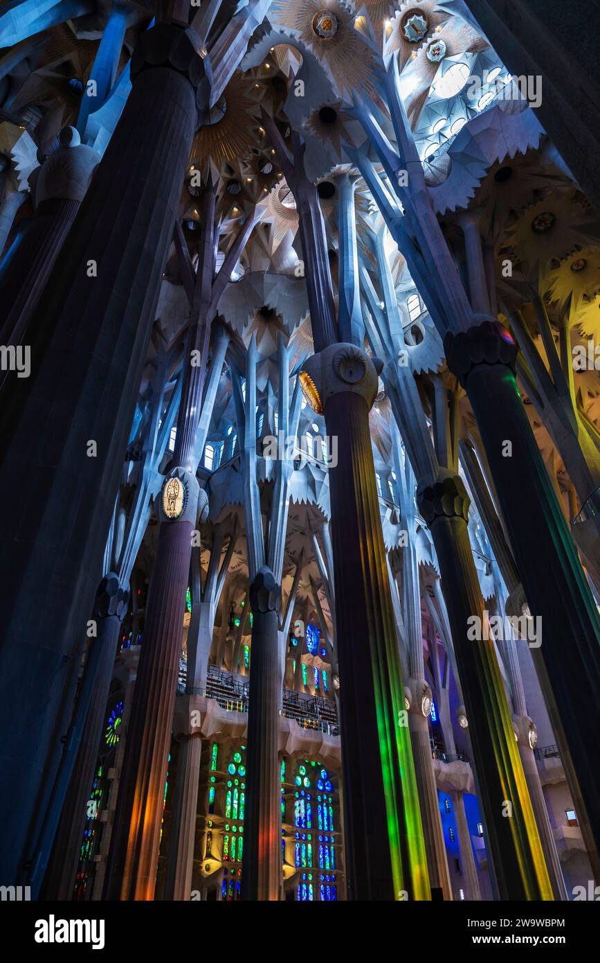 barcelona-spanien-30-november-2023-innenraum-der-sagrada-familia