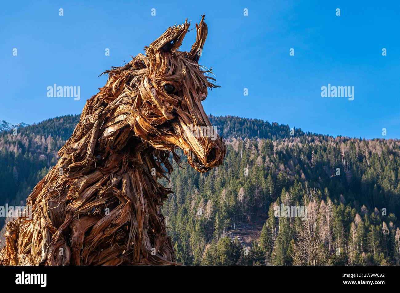 Das große Holzpferd des Künstlers Marco Martalar im Dorf Strembo in der Provinz Trient, Trentino Südtirol, Norditalien, Europa, Stockfoto