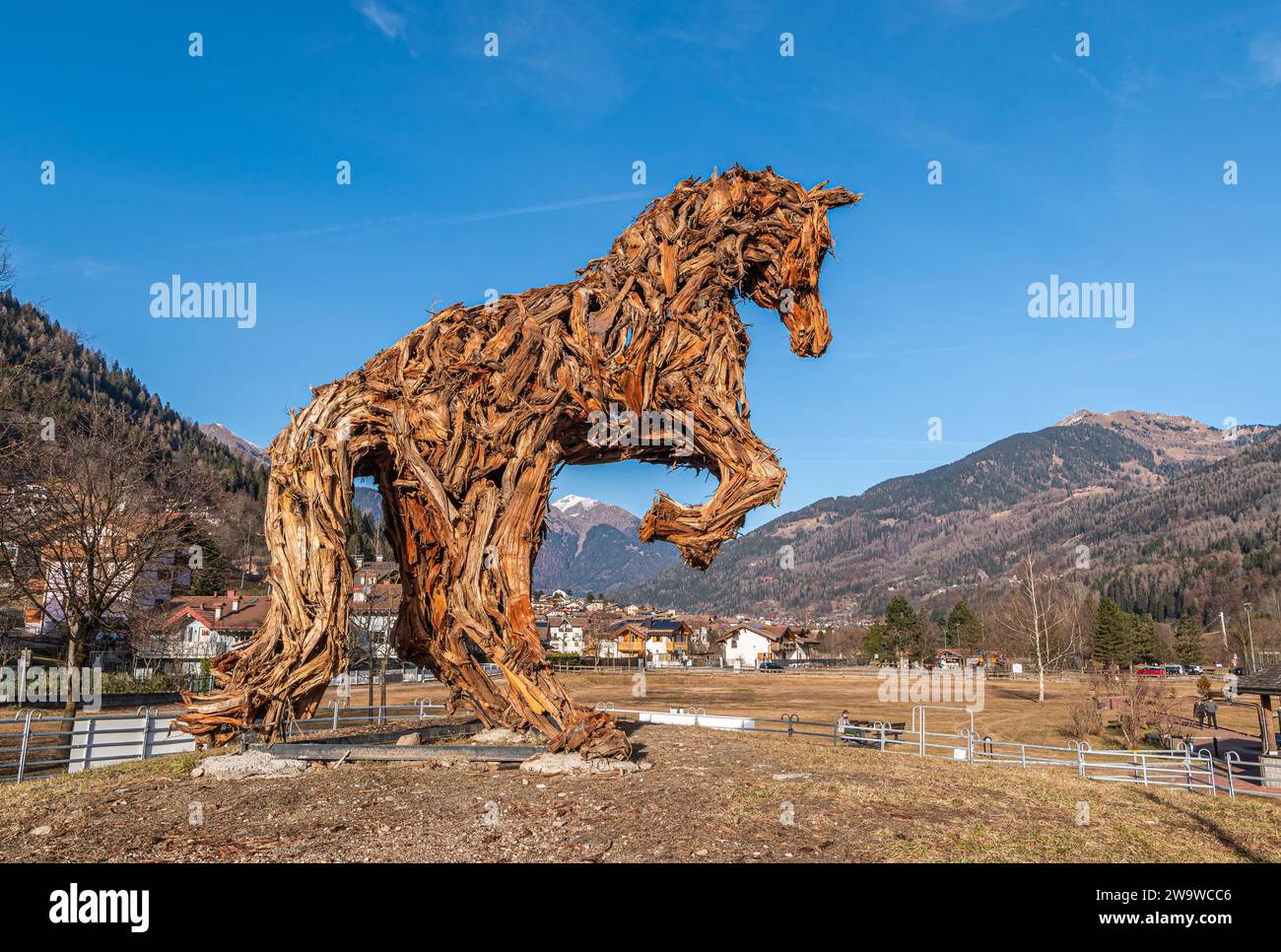 Das große Holzpferd des Künstlers Marco Martalar im Dorf Strembo in der Provinz Trient, Trentino Südtirol, Norditalien, Europa, Stockfoto