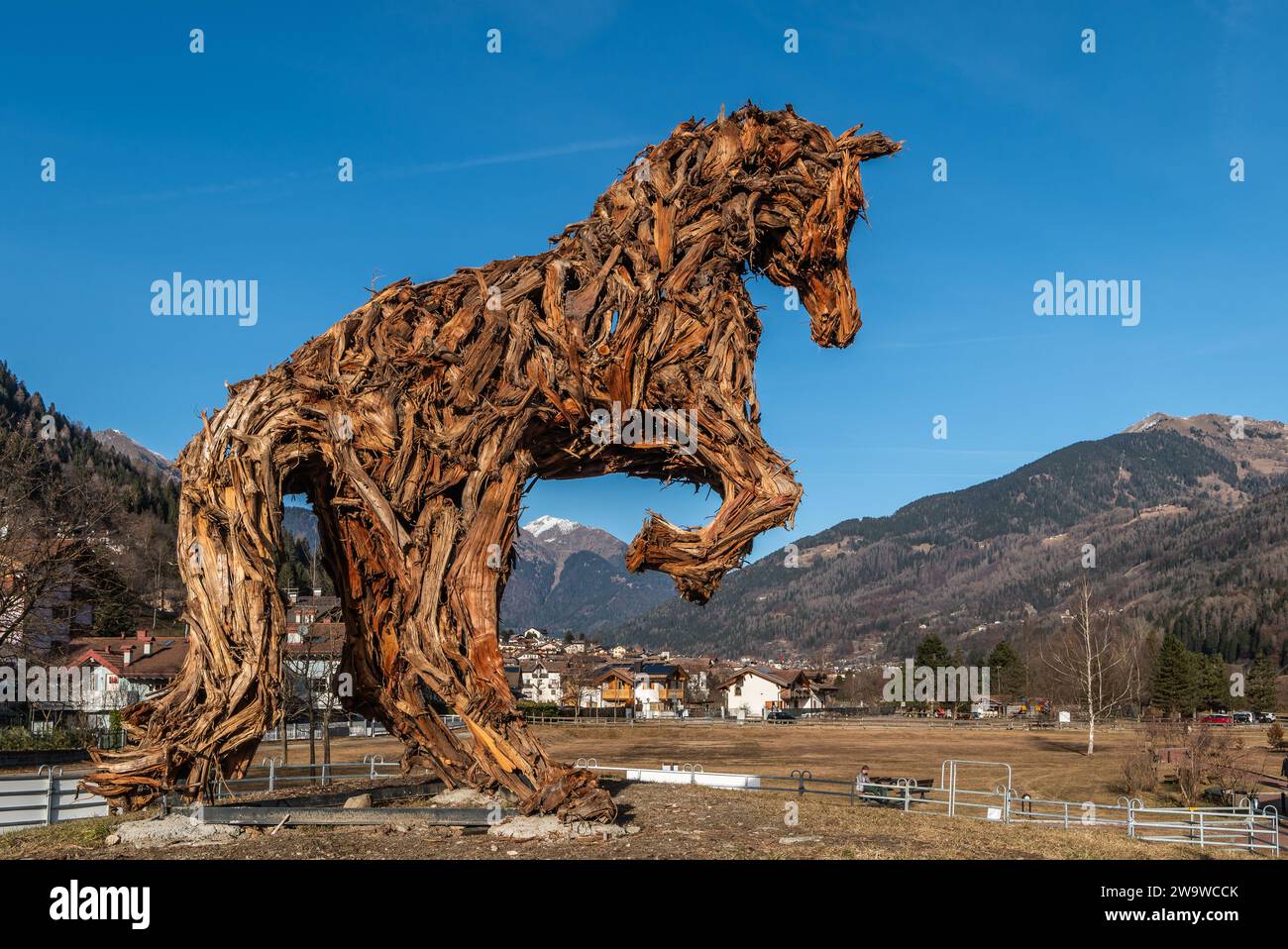 Das große Holzpferd des Künstlers Marco Martalar im Dorf Strembo in der Provinz Trient, Trentino Südtirol, Norditalien, Europa, Stockfoto