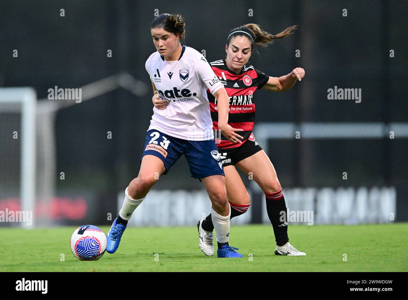 Rooty Hills, Australien. Dezember 2023 30. Rachel Georgia Wehl Lowe (L) vom Melbourne Victory FC und Melissa Caceres (R) vom Western Sydney Wanderers FC sind während des Spiels der A-League 2023/24 der Frauen in der Runde 10 zwischen Western Sydney Wanderers FC und Melbourne Victory FC im Wanderers Football Park zu sehen. Endergebnis: Western Sydney Wanderers 2:0 Melbourne Victory FC. (Foto: Luis Veniegra/SOPA Images/SIPA USA) Credit: SIPA USA/Alamy Live News Stockfoto