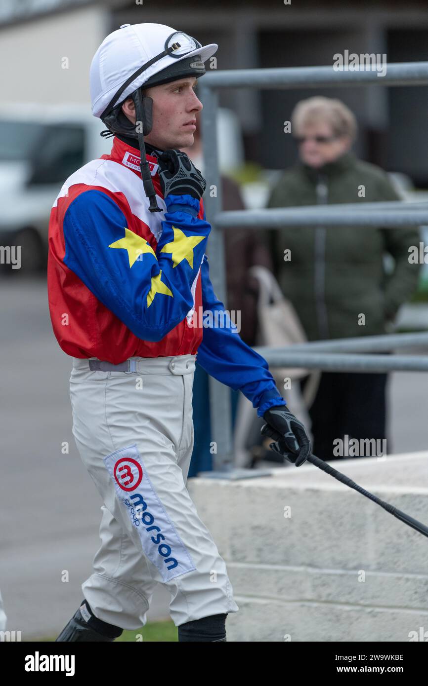 Tahmuras, geritten von Harry Cobden und trainiert von Paul Nicholls, gewinnt am 10. März 2022 den Bumper in Wincanton Stockfoto